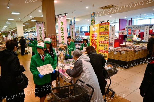 考案したオリジナル大福「きなっちゃ」を売り場でＰＲする帯農高生