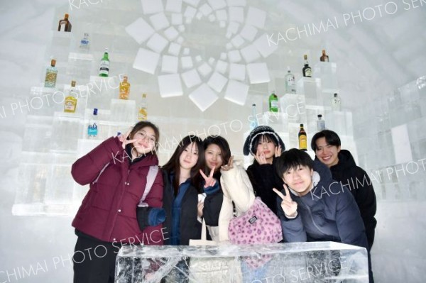 アイスバーで記念撮影する生徒ら