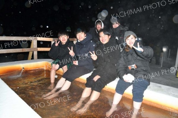 足湯に浸かって星空を楽しんだ鹿追高校の寮生ら