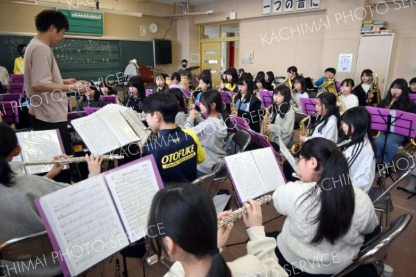 定期演奏会に向けて音更中吹奏楽部の有志たちとの最終合同練習に臨む音更ＪＢＢのメンバーら