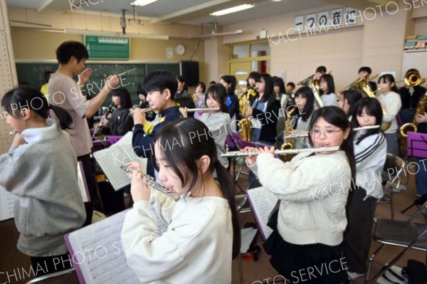 定期演奏会に向けて音更中吹奏楽部の有志たちとの最終合同練習に臨む音更ＪＢＢのメンバーら