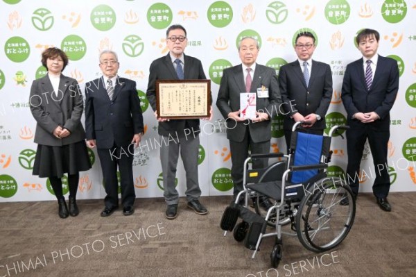 町に車いす５台寄贈　音更建設関連企業協会