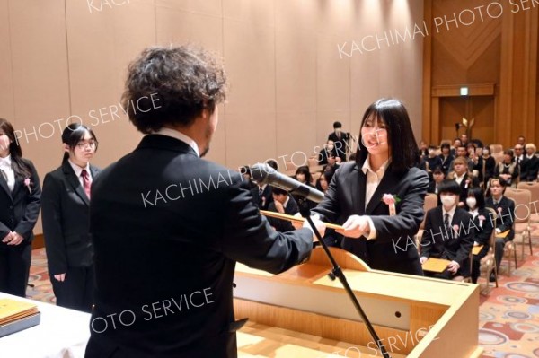 卒業証書を受け取る卒業生