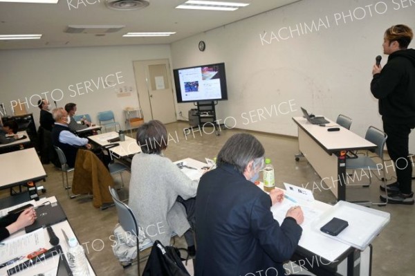 事業者の報告を真剣に聞く審査選考委員や他の事業者たち