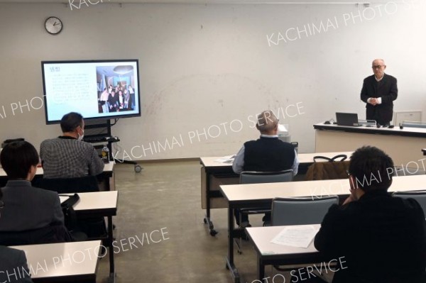 審査選考委員や他の事業者を前に事業を報告する事業者