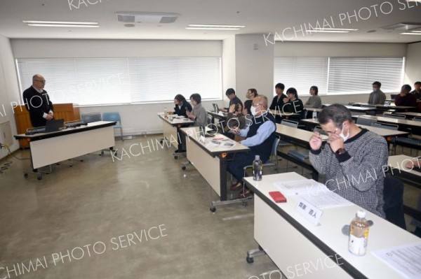 事業者の報告を真剣に聞く審査選考委員や他の事業者たち