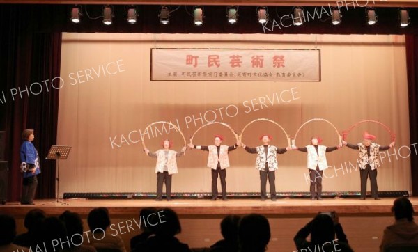 約９０人が自慢の歌声や芸を披露した