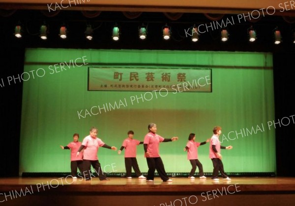 約９０人が自慢の歌声や芸を披露した