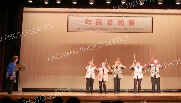 約９０人が自慢の歌声や芸を披露した