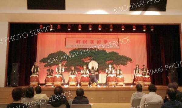 約９０人が自慢の歌声や芸を披露した