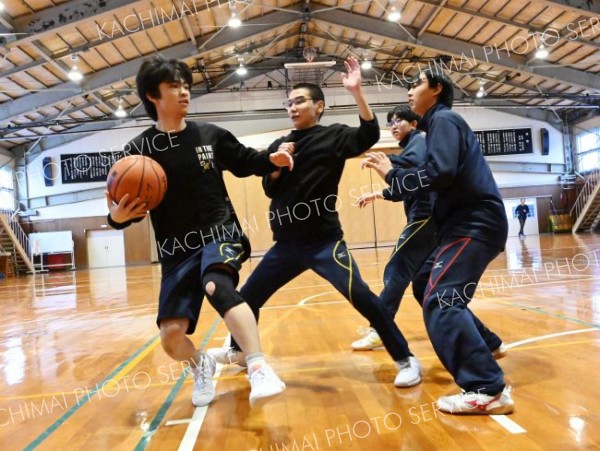 限られた人数で攻守の練習に取り組む