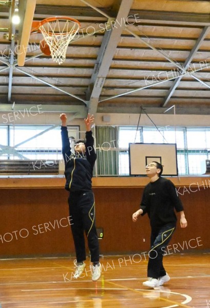 ゴール下の練習を徹底的に取り組んだ田村主将。「田村が決めるとチームが盛り上がる」と太田教諭