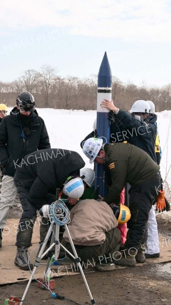 ロケットの打ち上げに向けて準備する学生ら（１１日午後）