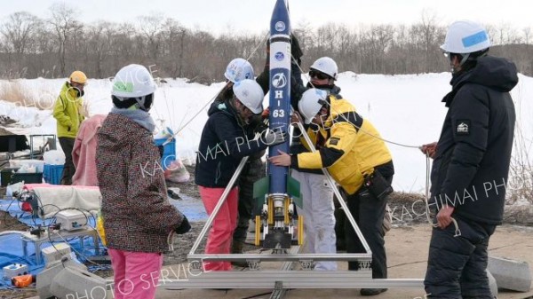 ロケットの打ち上げに向けて準備する学生ら