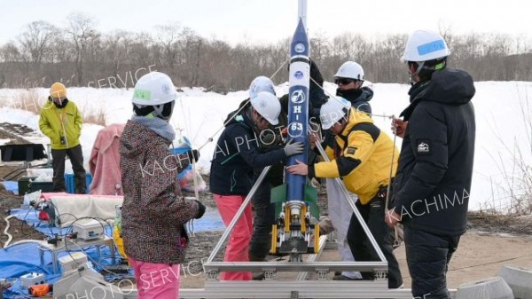 ロケットの打ち上げに向けて準備する学生ら
