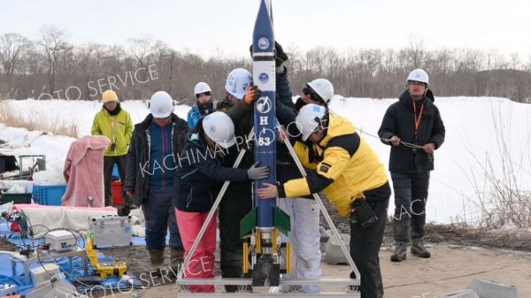 ロケットの打ち上げに向けて準備する学生ら