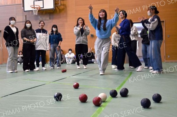 パラリンピックの正式種目「ボッチャ」に帯広高等看護学院の学生が挑戦～こぼれ話